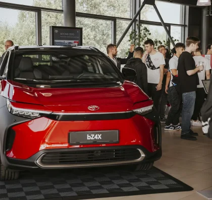 Toyota bZ4X vystavená v showroomu