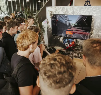 Studenti u interaktivní obrazovky na roadshow