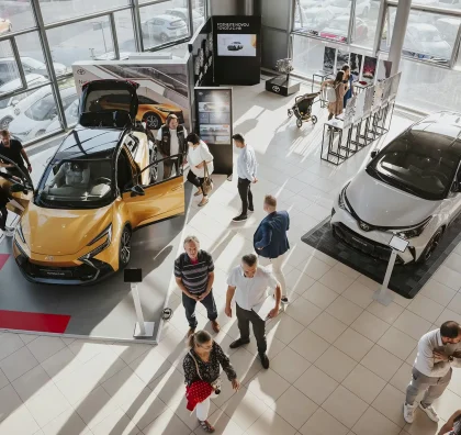 Pohled do showroomu během roadshow