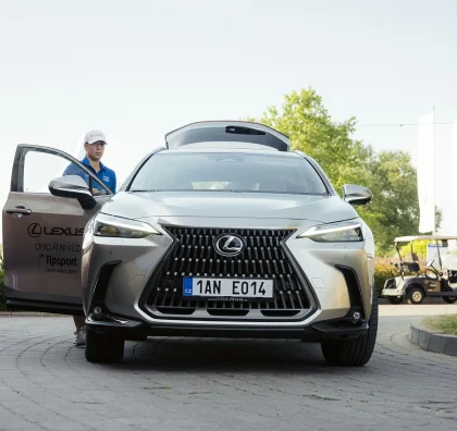Řidič u vozu Lexus NX shuttle service