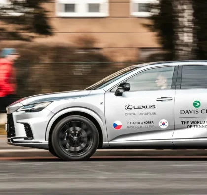 Vůz Lexus v barvách Davis Cupu