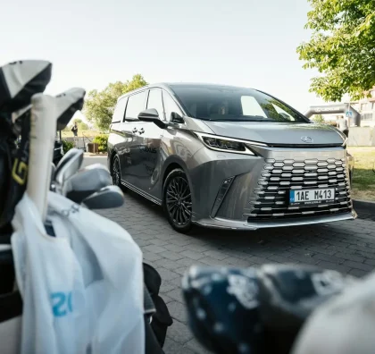Lexus LM připravený pro přepravu hostů