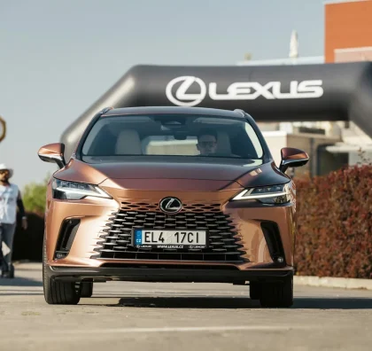 Lexus RX pod nafukovacím obloukem