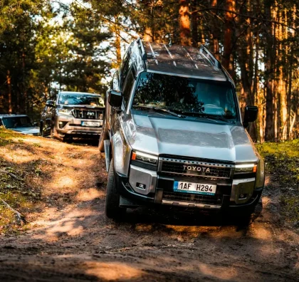 Toyota Land Cruiser v terénu při školení jízdy