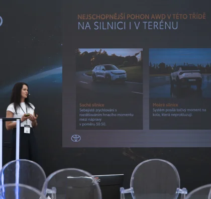 Lektorka Toyoty přednáší o pohonu AWD v konferenčním sále