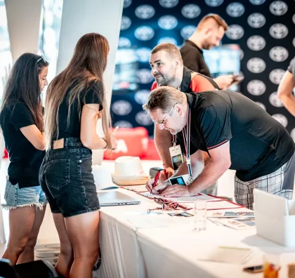Registrace účastníků školení u prezentačního stolu Toyota