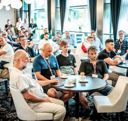 Účastníci školení u kulatých stolů během přestávky