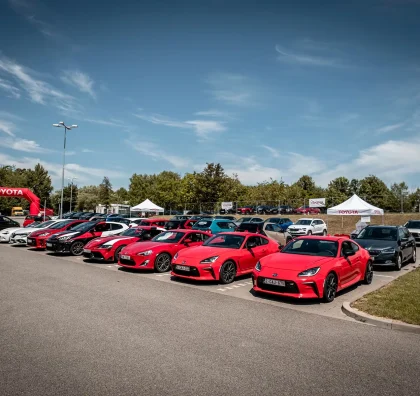 Vozy Toyota připravené na startu školicí jízdy