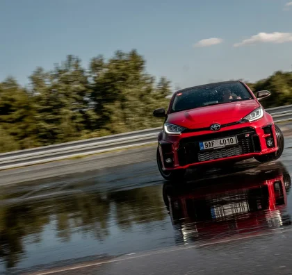 Toyota GR Yaris na mokrém polygonu