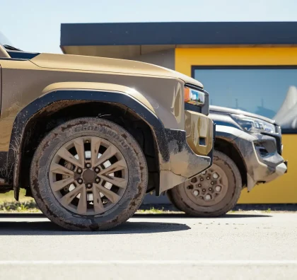 Toyota Land Cruiser před pavilonem akce