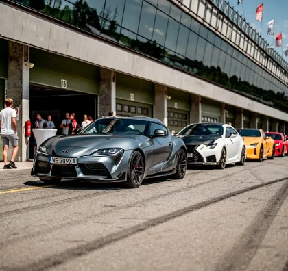 Vozy Toyota GR v boxech závodního okruhu