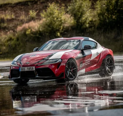Toyota GR Supra na kluzné ploše polygonu