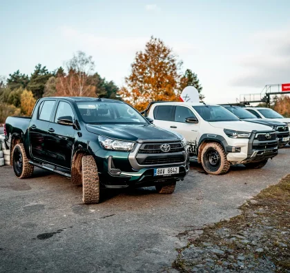 Vozy Toyota Hilux připravené k terénním jízdám