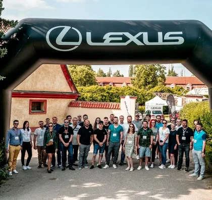 Společné foto účastníků pod obloukem Lexus