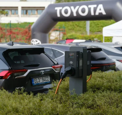 Nabíjecí stanice u nafukovacího oblouku Toyota