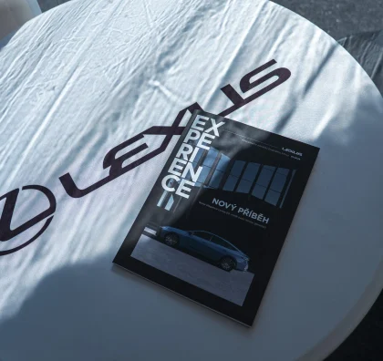Tiskové materiály Lexus na konferenčním stole