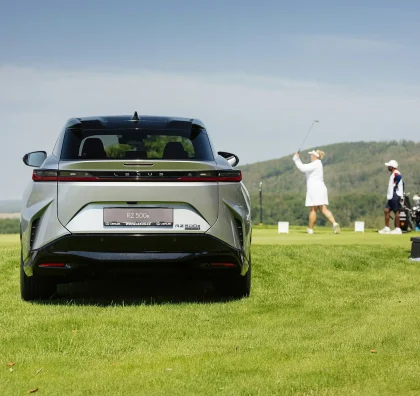 Vůz Toyota na golfovém hřišti