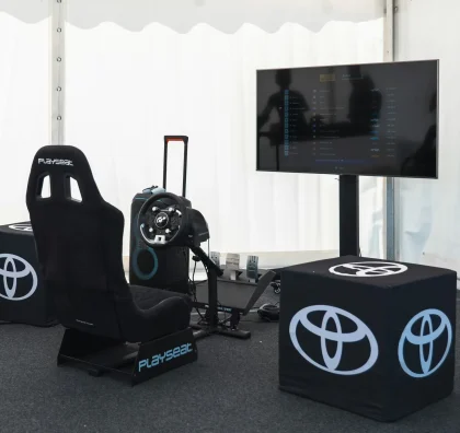 Závodní simulátor Toyota ve stanovém zázemí