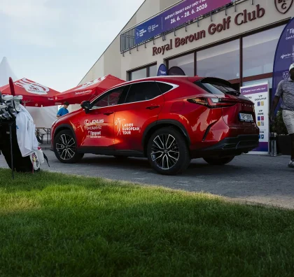 Lexus NX před Royal Beroun Golf Club