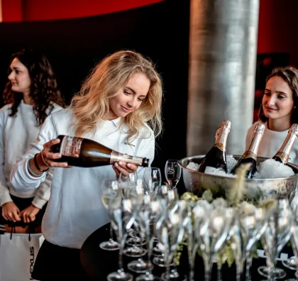 Obsluha nalévá sekt hostům Lexus