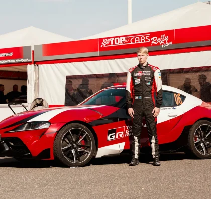 Jezdec u vozu Toyota GR Supra v týmovém stanu