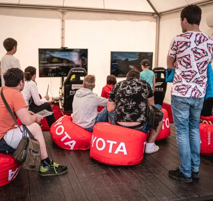 Odpočinková zóna Toyota s herními konzolemi