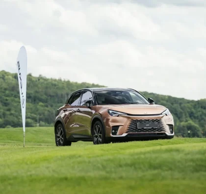 Vůz Toyota na golfovém hřišti