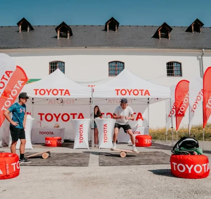 Prezentační zóna Toyota se stany a vlajkami